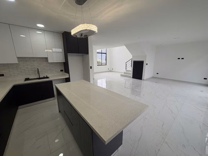 *Venta de hermosa casa de 4 habitaciones en condominio en Tres Ríos.