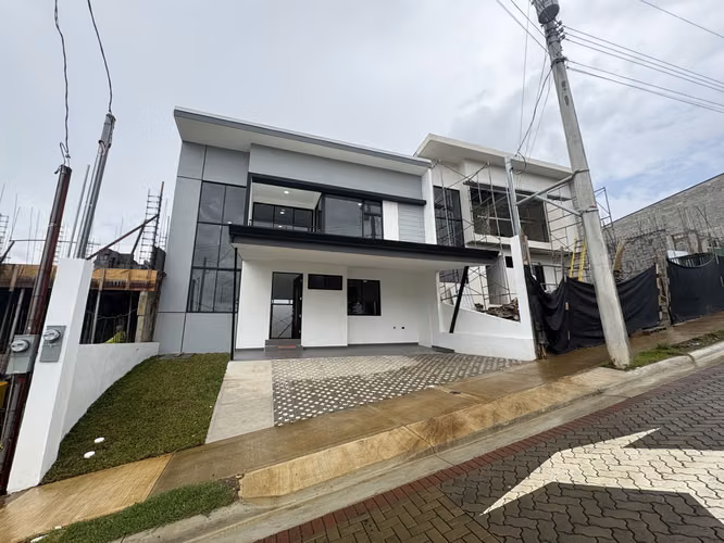 *Venta de hermosa casa de 4 habitaciones en condominio en Tres Ríos.