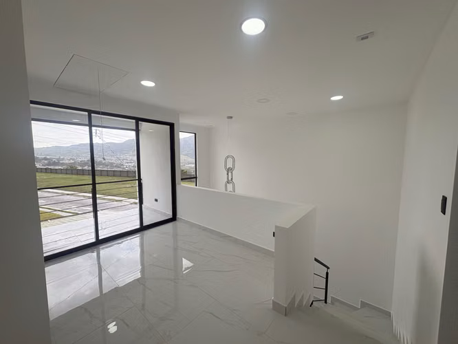*Venta de hermosa casa de 4 habitaciones en condominio en Tres Ríos.