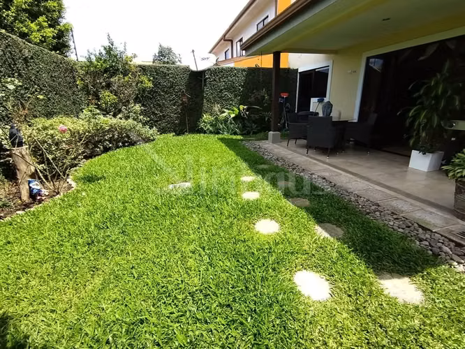 id # 43166 Se vende casa en condominio La Floresta, Tres Ríos.