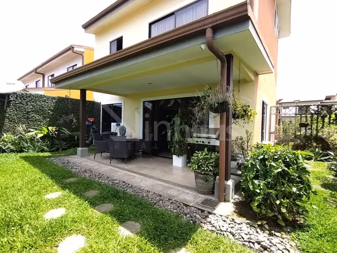id # 43166 Se vende casa en condominio La Floresta, Tres Ríos.