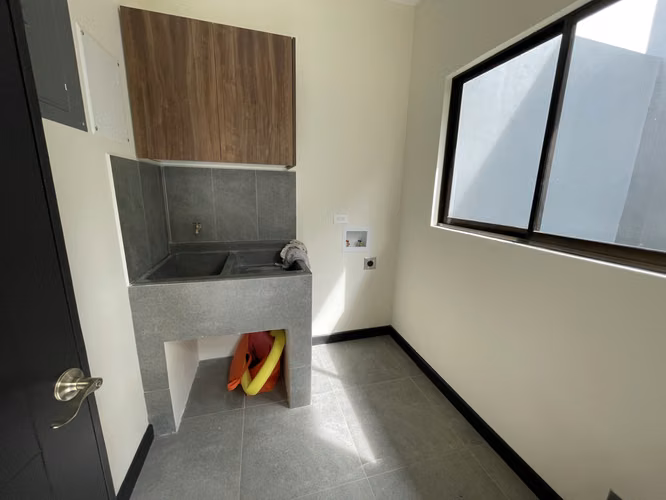 *Venta de casa en Tres Ríos en condominio.