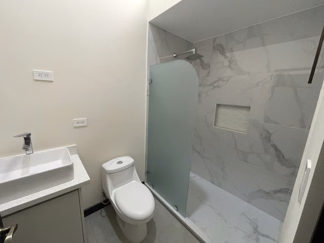 *Venta de casa en Tres Ríos en condominio.