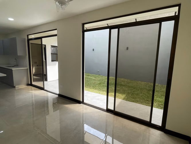 *Venta de casa en Tres Ríos en condominio.
