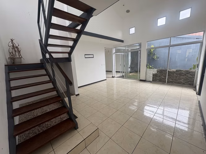 *Venta de casa PARA INVERSIÓN en residencial Monserrat, Tres Ríos. - Imagen 4