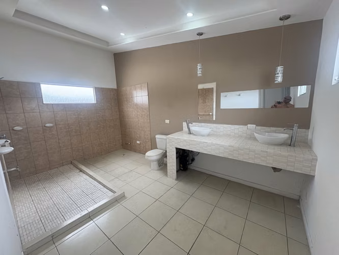 *Venta de casa PARA INVERSIÓN en residencial Monserrat, Tres Ríos. - Imagen 17