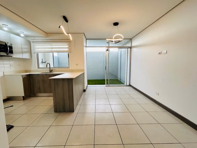 VENTA O ALQUILER DE CASA EN CONDOMINIO MONTES DE OCA