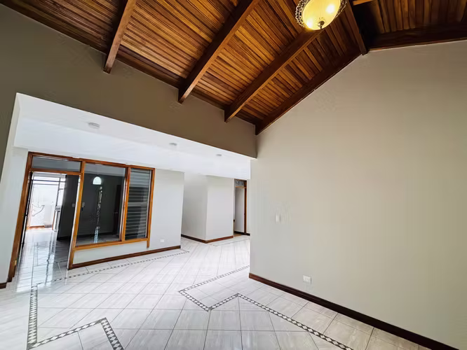 Casa de una planta 3 hab + servicio + 317m2 línea blanca seguridad - Imagen 8