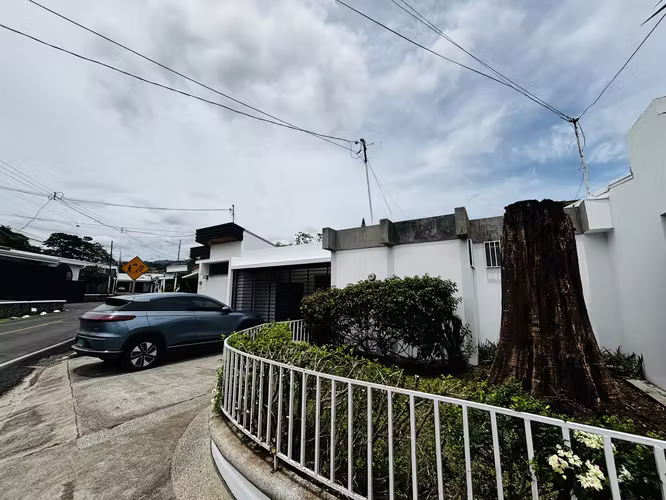 Casa de una planta 3 hab + servicio + 317m2 línea blanca seguridad - Imagen 2