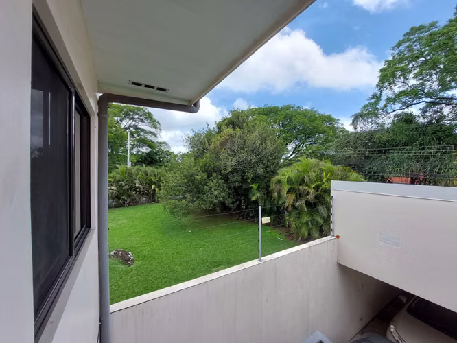 Tranquilo y seguro Apartamento 2 habitaciones 2 espacios techados de parqueo
