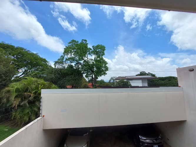 Tranquilo y seguro Apartamento 2 habitaciones 2 espacios techados de parqueo