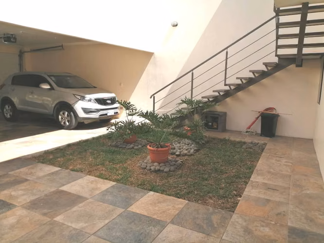 Tranquilo y seguro Apartamento 2 habitaciones 2 espacios techados de parqueo