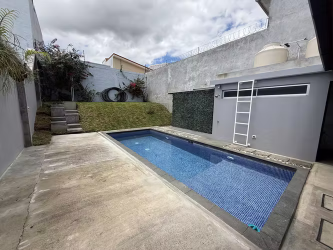 CASA CON PISCINA PRIVADA EN BELLO HORIZONTE DE ESCAZÚ