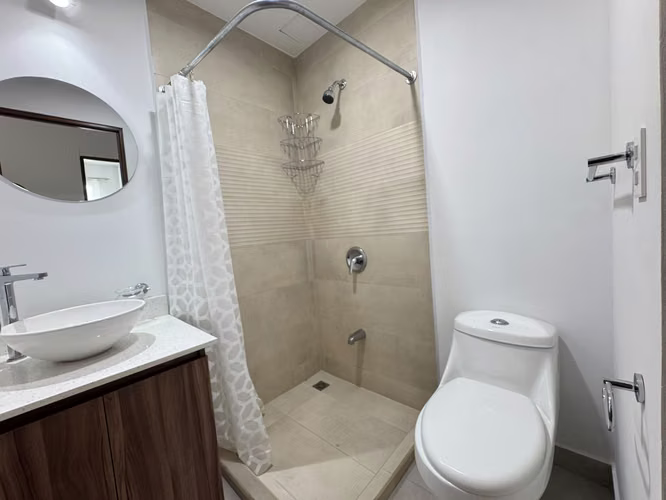 ALQUILER DE APARTAMENTO MODERNO CON BALCÓN ! $1250