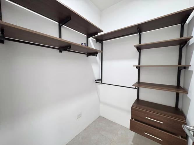 ALQUILER DE APARTAMENTO MODERNO CON BALCÓN ! $1250
