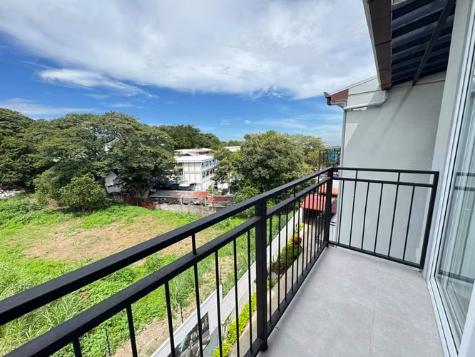 ALQUILER DE APARTAMENTO MODERNO CON BALCÓN ! $1250