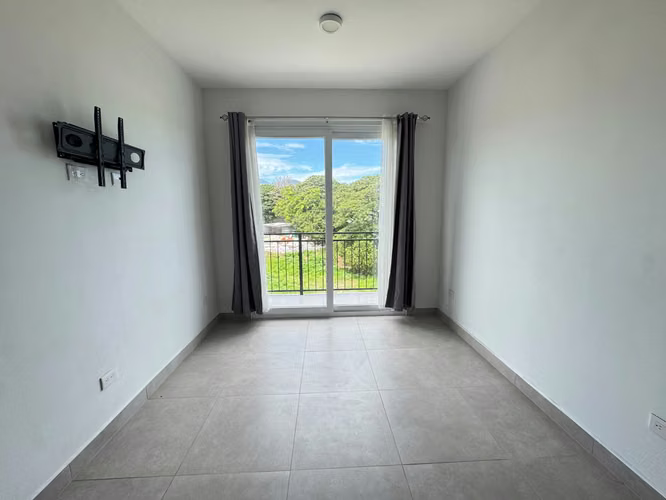 ALQUILER DE APARTAMENTO MODERNO CON BALCÓN ! $1250