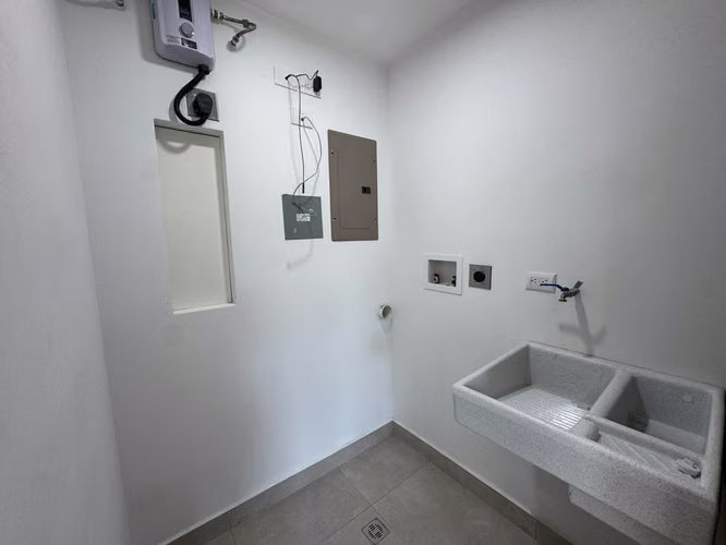 ALQUILER DE APARTAMENTO MODERNO CON BALCÓN ! $1250