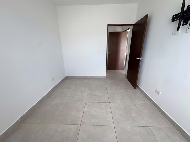ALQUILER DE APARTAMENTO MODERNO CON BALCÓN ! $1250