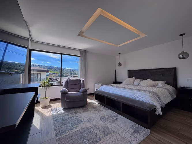 Venta de Moderna Casa en Condominio Lomas de Ayarco