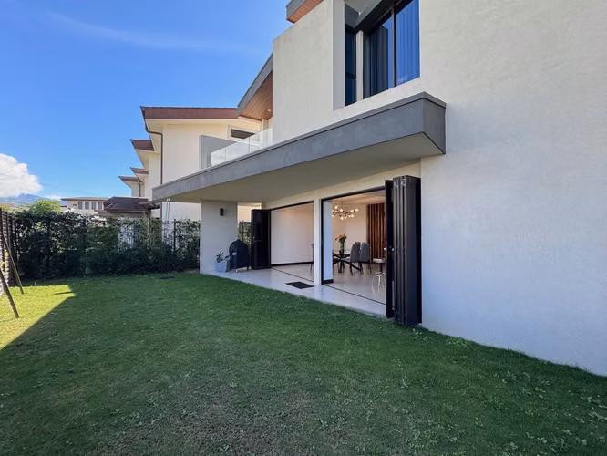 Venta de Moderna Casa en Condominio Lomas de Ayarco