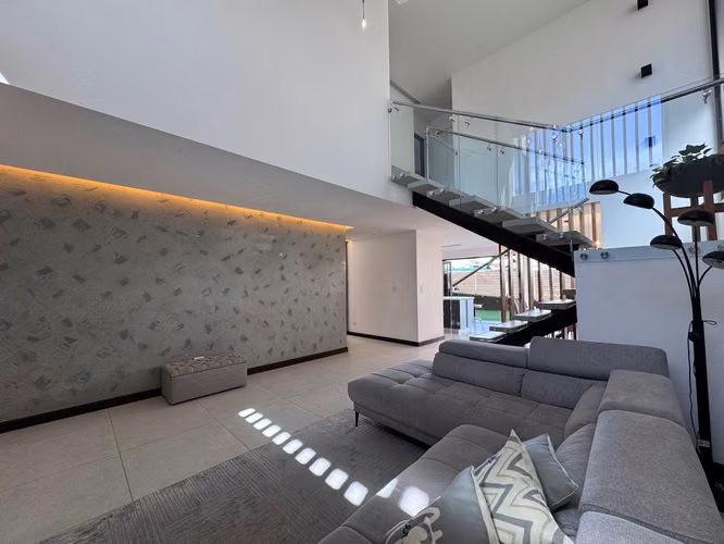 Venta de Moderna Casa en Condominio Lomas de Ayarco