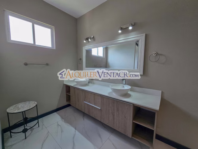 CONDO DE 305 M2 CON 546 M2 DE LOTE EN GUACHIPELIN ESCAZU