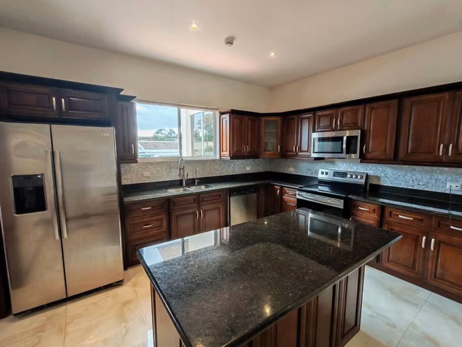 Exclusivo Apartamento Amueblado – San Rafael de Escazú.