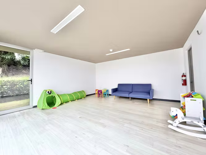 Casa moderna en San Rafael de Escazú con línea blanca