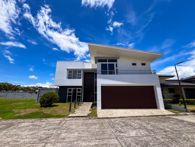 CASA DE LUJO EN VENTA EN RESIDENCIAL PRIVADO EN CIUDAD QUESADA - Imagen 1
