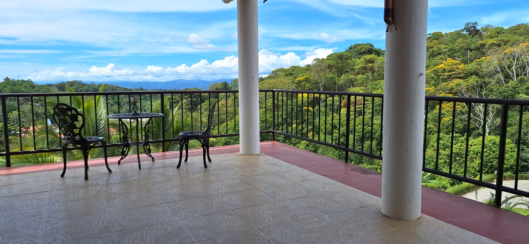 Venta de propiedad con casa y tres apartamentos en Perez Zeledon