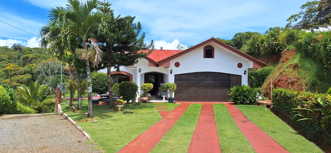 Venta de propiedad con casa y tres apartamentos en Perez Zeledon