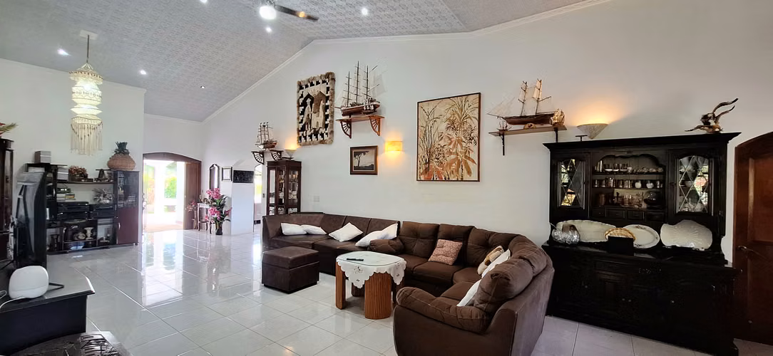 Venta de propiedad con casa y tres apartamentos en Perez Zeledon