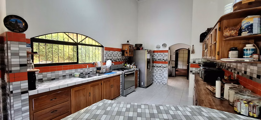 Venta de propiedad con casa y tres apartamentos en Perez Zeledon