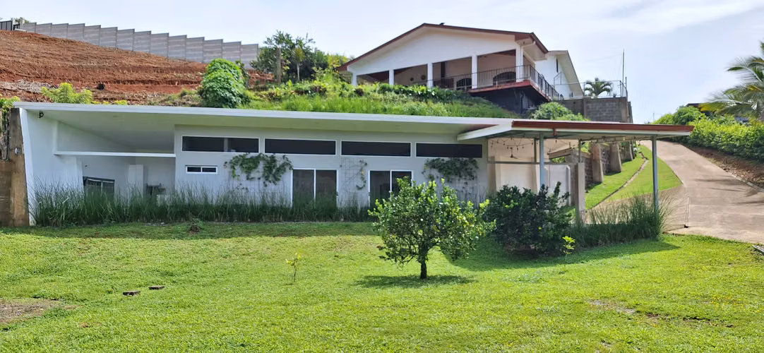 Venta de propiedad con casa y tres apartamentos en Perez Zeledon