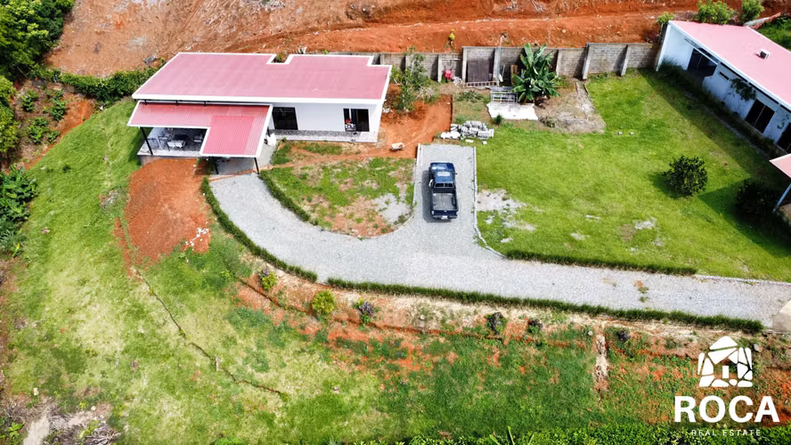 Venta de propiedad con casa y tres apartamentos en Perez Zeledon
