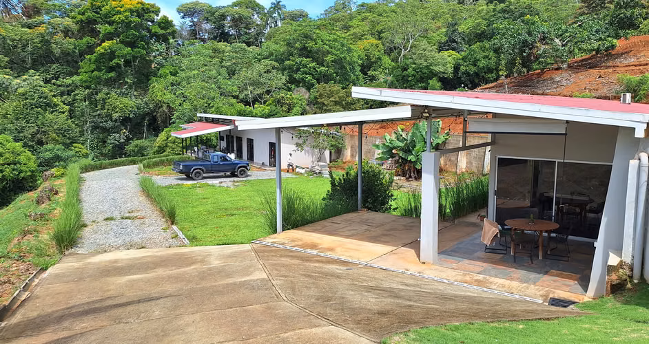 Venta de propiedad con casa y tres apartamentos en Perez Zeledon