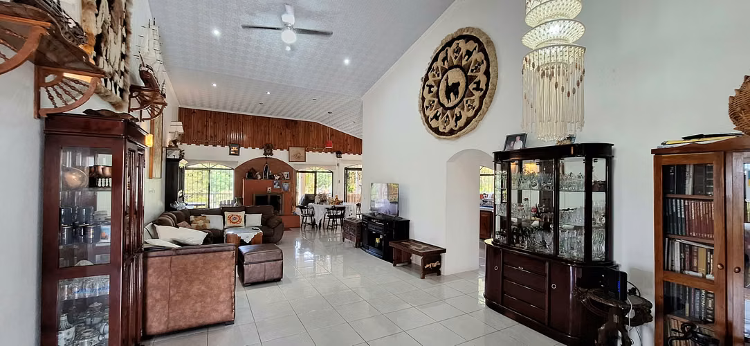 Venta de propiedad con casa y tres apartamentos en Perez Zeledon