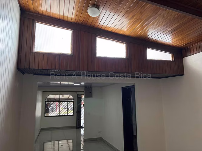 Venta de Casa con Apartamento en Cubujuqui-Heredia.