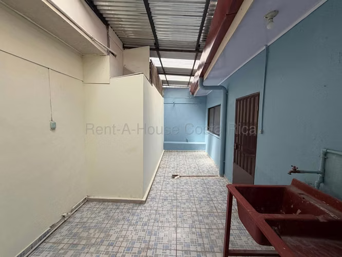 Venta de Casa con Apartamento en Cubujuqui-Heredia.