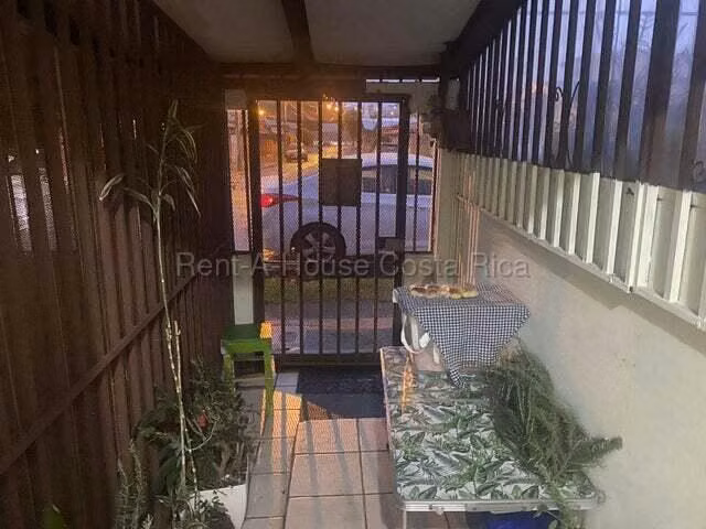 Venta de Casa con Apartamento en Cubujuqui-Heredia.