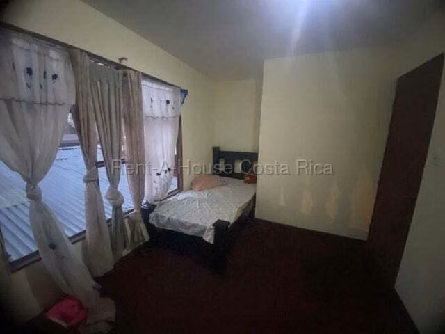 Venta de Casa con Apartamento en Cubujuqui-Heredia.