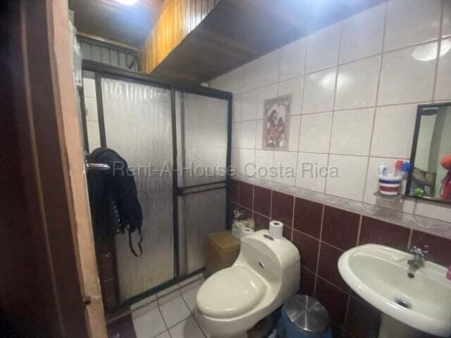Venta de Casa con Apartamento en Cubujuqui-Heredia.