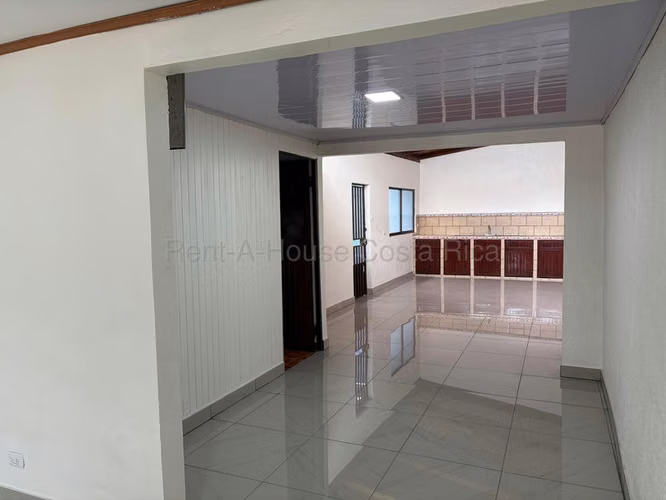 Venta de Casa con Apartamento en Cubujuqui-Heredia.