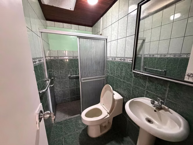 Venta de Casa con Apartamento en Cubujuqui-Heredia.