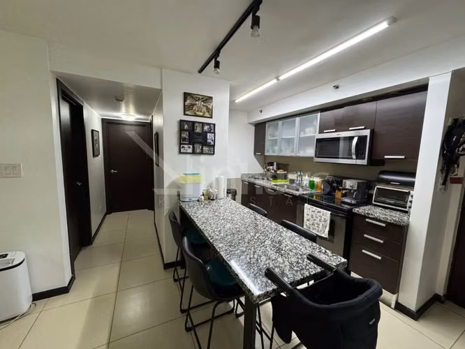 Venta de apartamento con jardín en primera planta