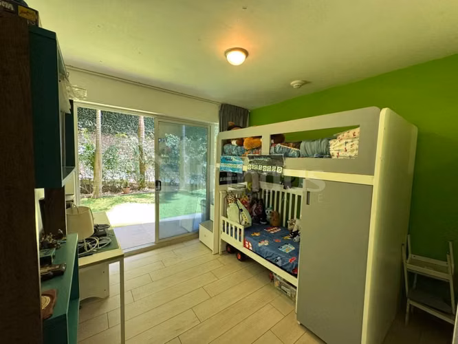 Venta de apartamento con jardín en primera planta