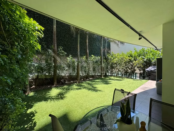 Venta de apartamento con jardín en primera planta