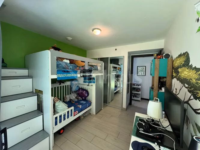 Venta de apartamento con jardín en primera planta