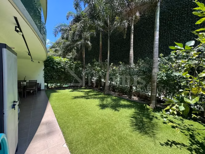 Venta de apartamento con jardín en primera planta